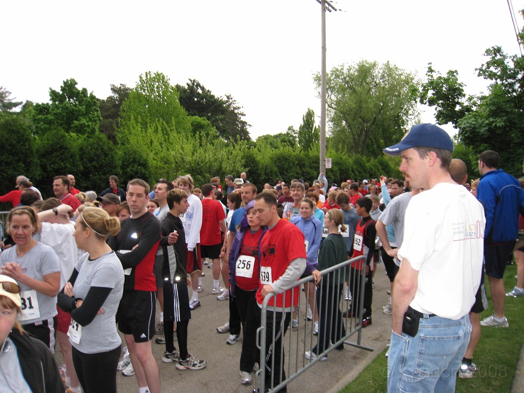 Dart Frog Dash 08 0146.jpg - My face peeking out just over the shoulder of the guy in the bright red shirt in the front center.